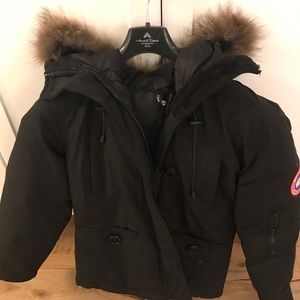 Worn for a week in Austria when we lived in Dubai. Too small for me.